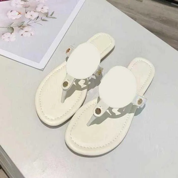 Stylist Women Sandals Hollow out Flat Slippers Studded Girl Slides Leather Slipper Beach Flip Flops Size 35-43 With Box