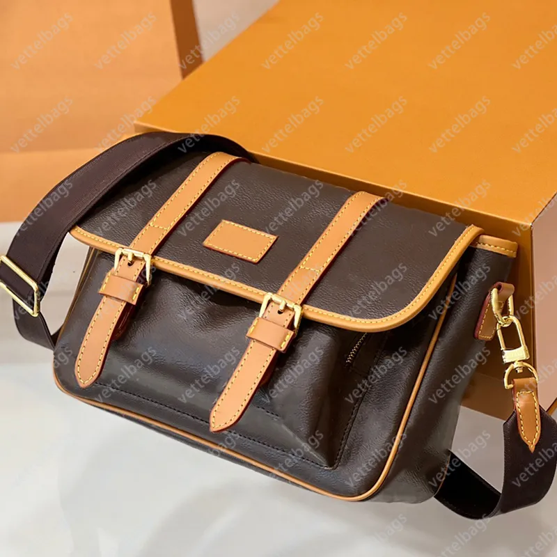 Praktisk messenger väska män vintage handväska lyxiga axelväskor klassiska korsbodi mode handväskor toppkvalitet bröstkropp kvinnor handväska