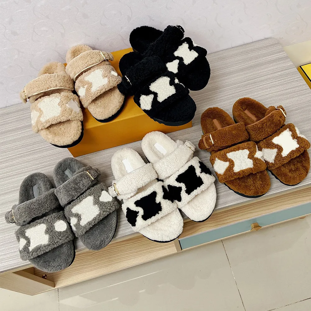 Paseo Flat Comfort Mules Slippers Это зимнее интерпретация показывает пушистую шарлинг для мгновенного тепла и мягкости Широкие передние ремни с контрастным логотипом