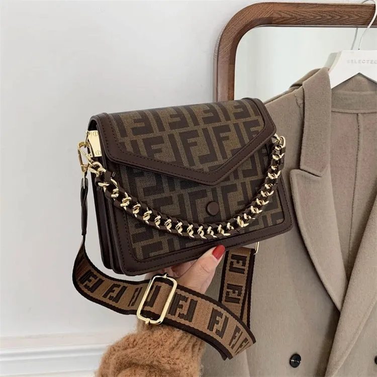 High texture women's 2022 new fashion versatile One Shoulder Messenger Bag Vintage Port style broadband chain small square bag Purses Onlines