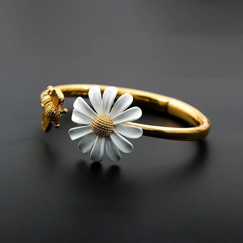 Bangle 2022 Spring White esmalte a margarida Flor Vintage Vintage Pulseira de abelha de metal de ouro elegante para mulheres de joalheria Giftsbangle