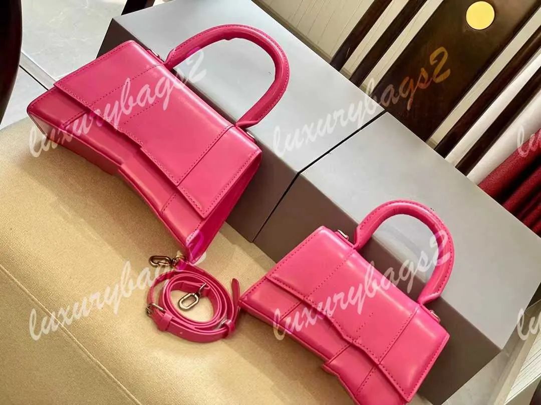 Handcrafted Crocodile Embossed Hourglass Nuoxiya Bag With Chain