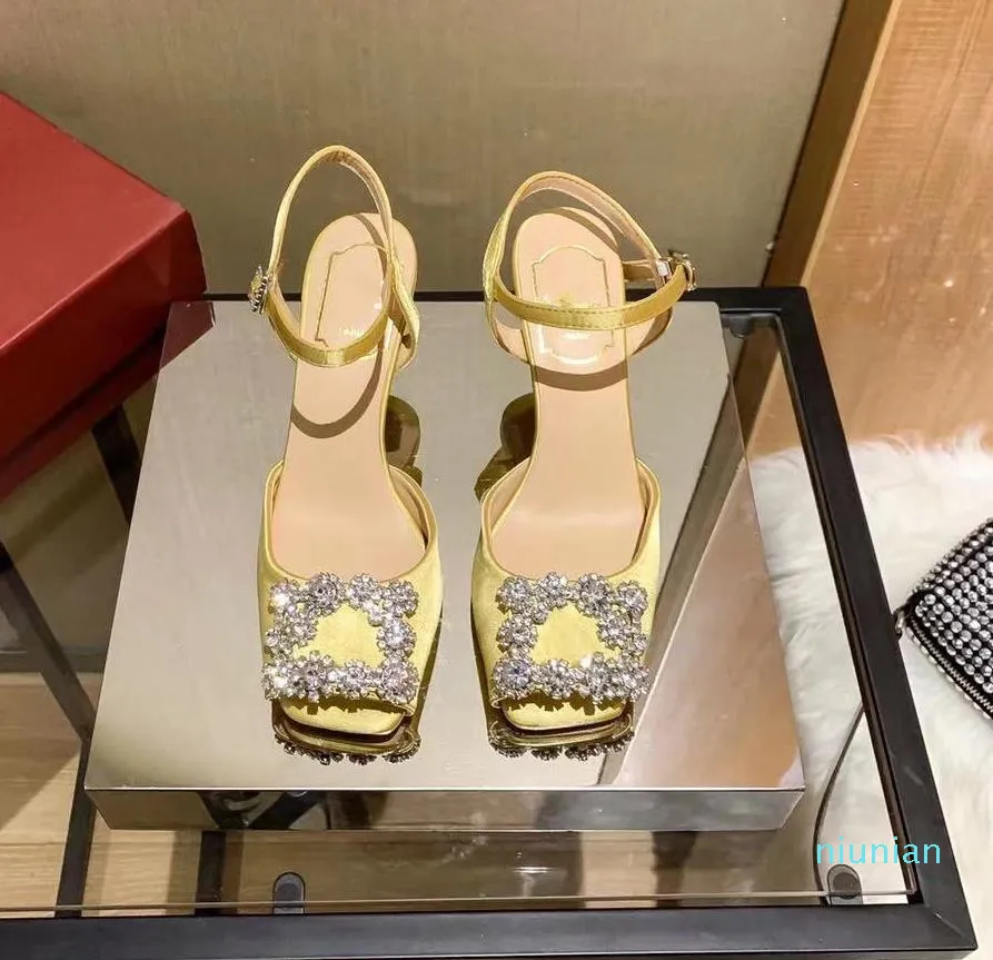 2022-Latest High-end klänningskor Klassiska bröllop Sandaler Kvinnor Black Party Fashion Flat Top Luxury Designer Shoe