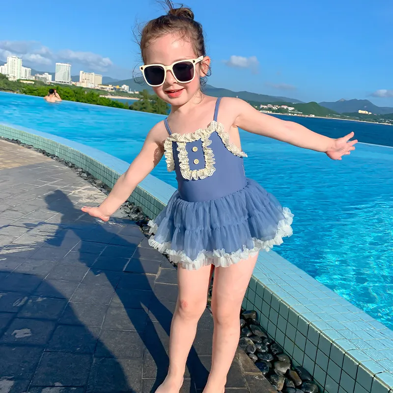 2022 Kids Lace Swimsuit One-Peça Estilo Coreano Princesa Gilrs Ruffs Tutu Skirt Swimwear Sweet Spaghetti Strap Childring Ternos de banho com chapéu S2049