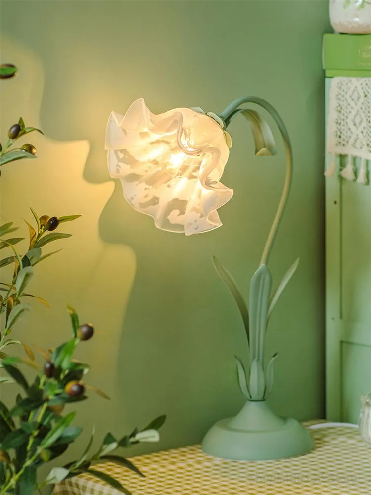 テーブルランプベッドルームのためのヨーロッパの花ランプモダンLEDデスクリビングルーム装飾ベッドサイドプリンセスナイトスタンド照明具体