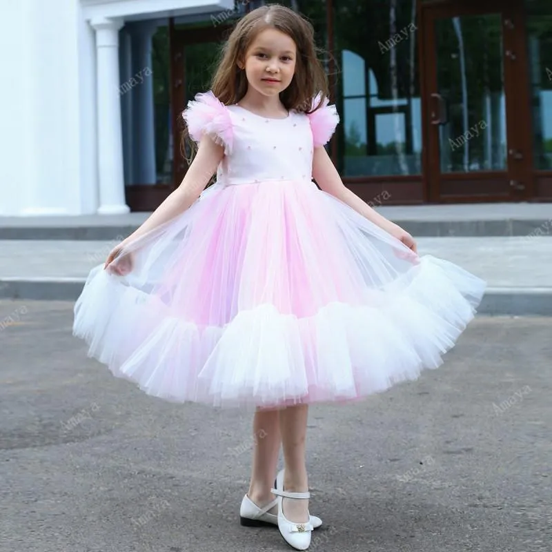 Flickans klänningar Amaya Pink Flower Girl 2022 ärmlös bollklänning tyll ruffles knä längd heliga nattvards klänningar puffy för barngirl's