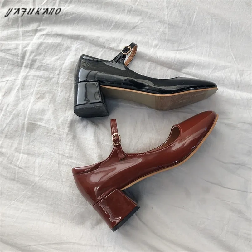 Patent Leder Mary Jane Schuhe Weibliche Retro Block Ferse Karree Arbeit Pumpen OneWord Schnalle MidHeel High Heels 220720