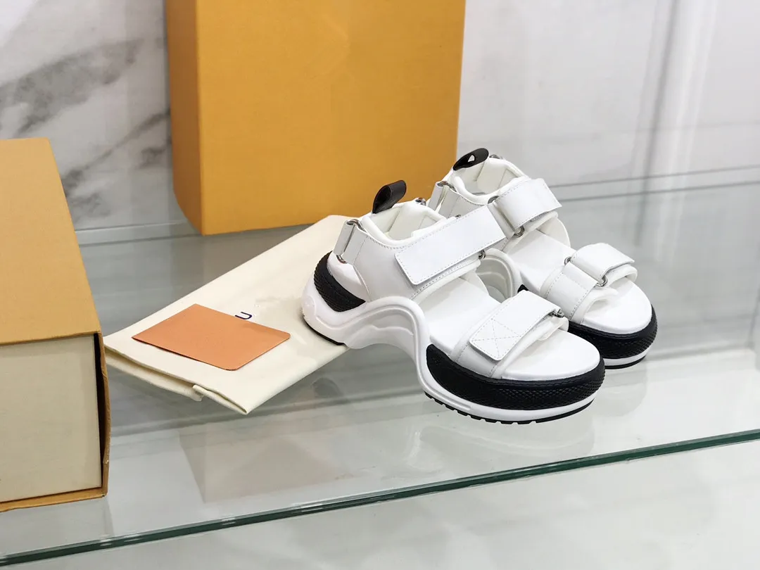 Archlight Flat Sandals Spring Fashion Cow Leather Justerbar krok och Loop Shoelace Wavy Out Sole fortsätter de ikoniska elementen i Archlight Sneakers