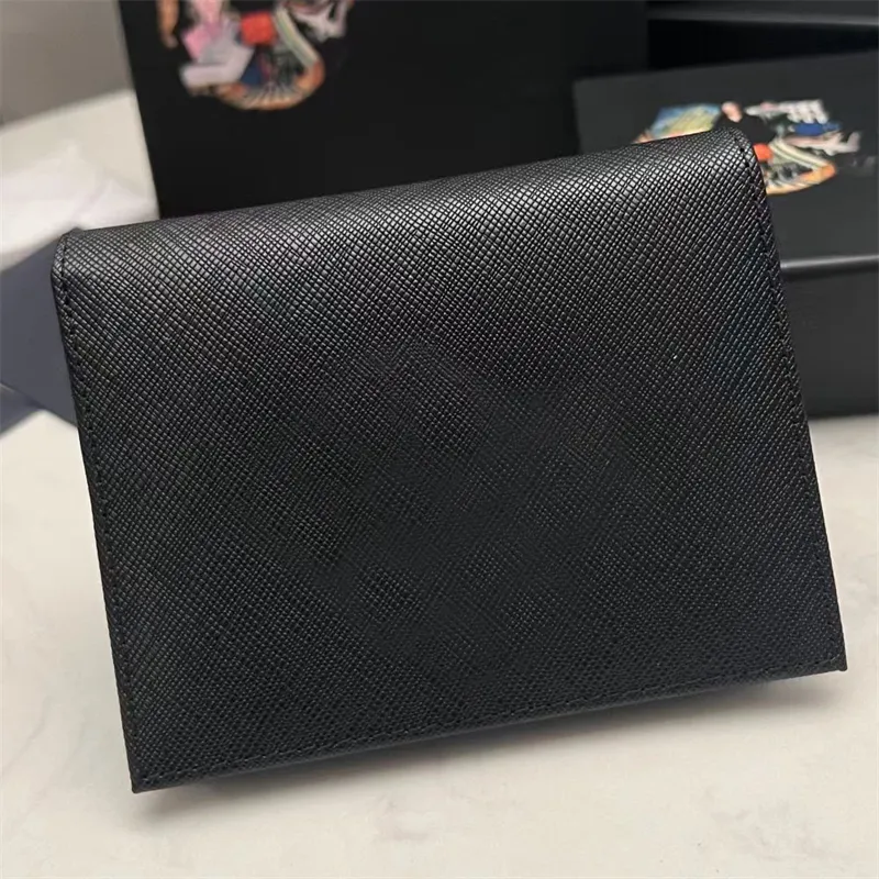 Pochette de créateur de luxe Petit portefeuille en cuir Saffiano Triangle Logo Poches internes Pièces de monnaie Cartes Lettrage en métal Logos Grand Logo P259w