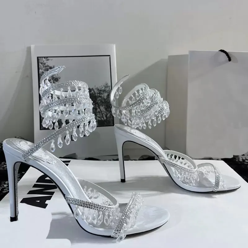 Top qualité Mode femmes Sandales Designer Strass Cristal Lumière Pendentif twining anneau de pied femmes chaussures habillées flash argent semelle en cuir véritable à talons hauts