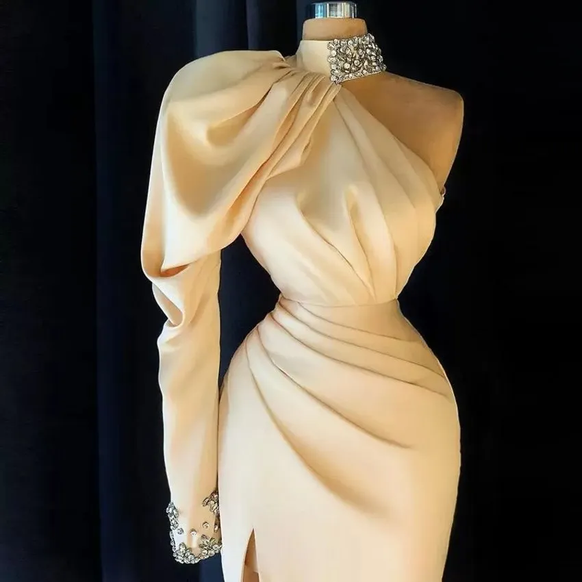 2022 Eleganckie sukienki koktajlowe z długim rękawem Pliste jedno ramię z koralikami wysokiej klejnotu mini krótka druhna na bal