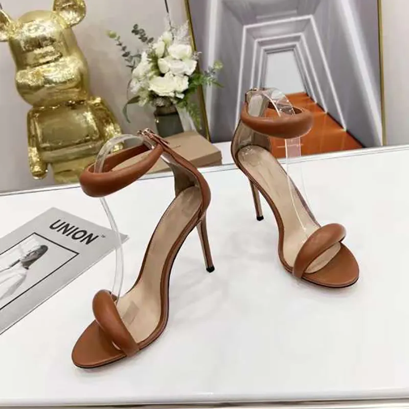 Tasarımcı Stiletto Heels sandaletler elbise ayakkabıları 10.5cm topuk Kadınlar Yaz lüks tasarımcı parti sandaletler siyah ayak kayışı topuklu no360