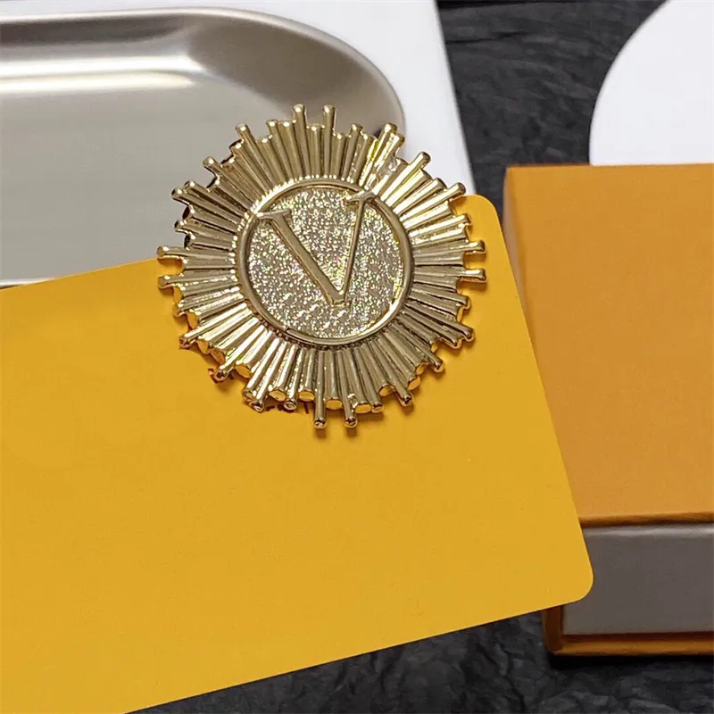 Diseñador Mujer Hombre Marca de lujo Carta Broche Perla Cristal Joyería Broche Encanto Pin de oro Boda Fiesta de Navidad Accesorios de regalo
