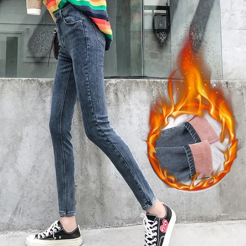 Jeans femininos Cantura alta mais veludo Mulheres acolchoadas inverno 2022 Estabelecimento de calças de desgaste externo de estilo coreano com pés pequenos