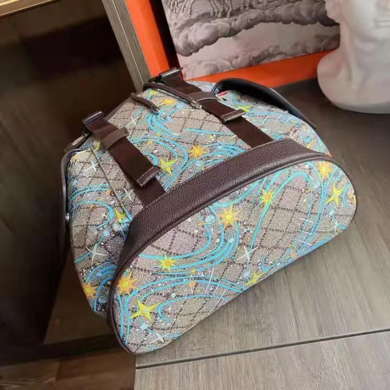 High quality backpack, letter pattern, for both men and women. Size: 44 * 34cm