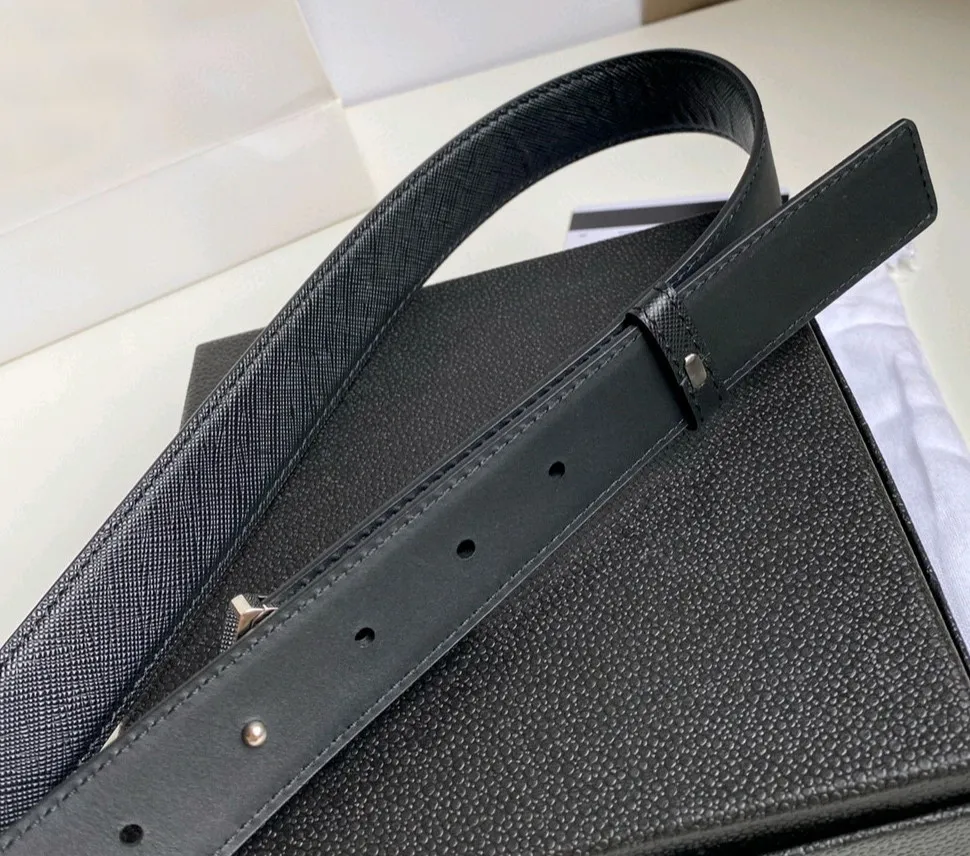 Cintura da donna in pelle nera con fibbia in metallo argentato per cinture in pelle di design di lusso casual/da vestire regolabili con scatola