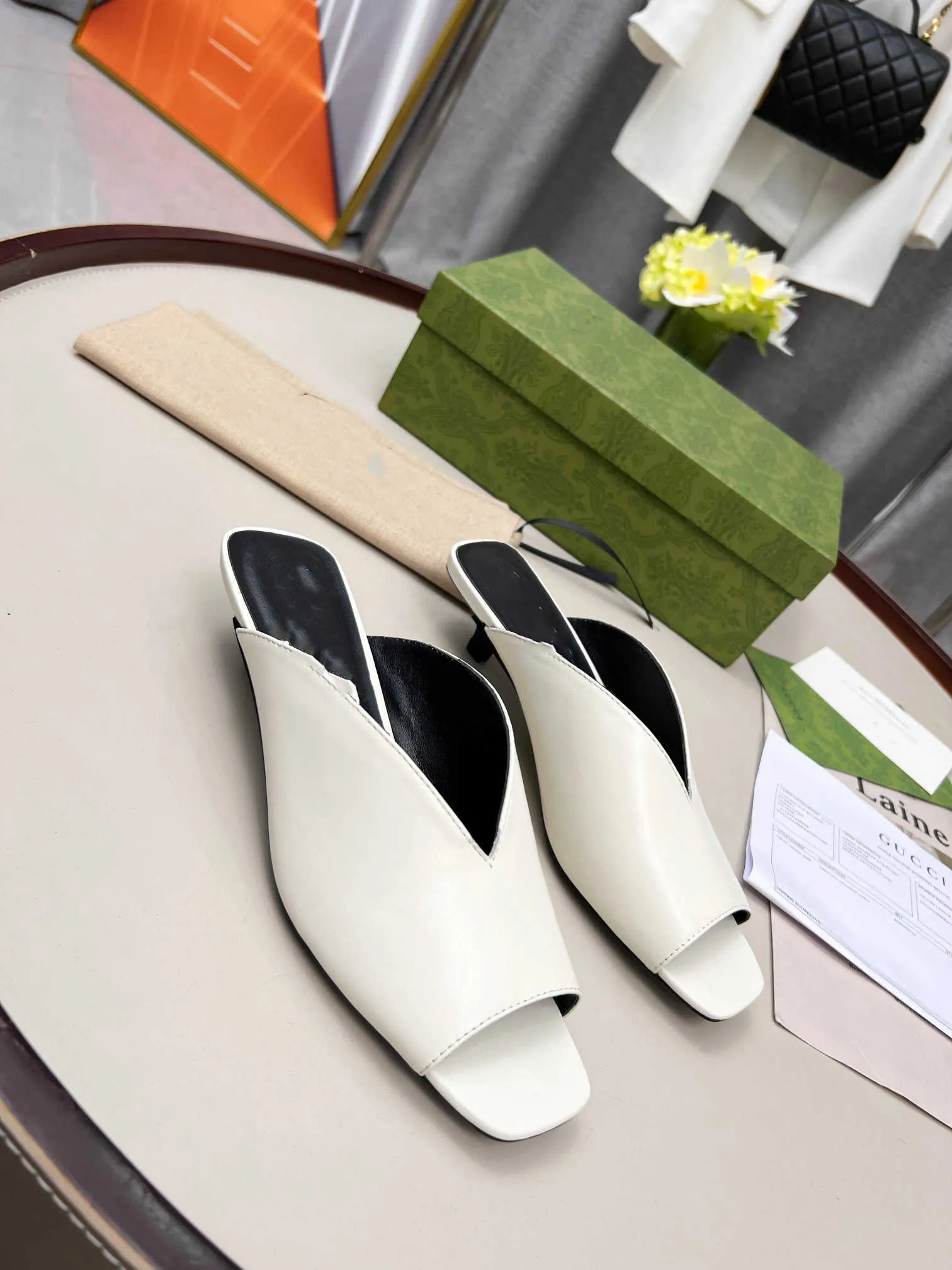 Projektantki Sandały Sandały Womenki Slajdy Kryształowe cielę skórzane buty swobodne Połączona platforma Summer Beach Slipper Duży rozmiar 35-41 0421