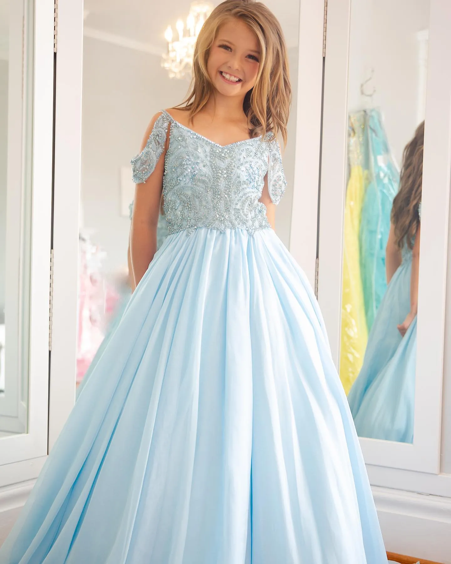 Lätt isblå tjej Pageant Dress for Little Girls 2023 Crystal Beading Chiffon A-Line Kids Birthday Spaghetti Formal Party Wear Gown Infant Toddler Teens Designer