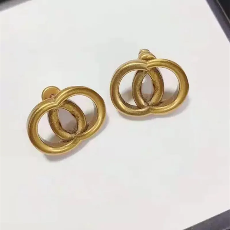 Les boucles d'oreilles de lettre de style classique de créateur sont des boucles d'oreilles rétro de bijoux minimalistes de la mode féminine 2 paires