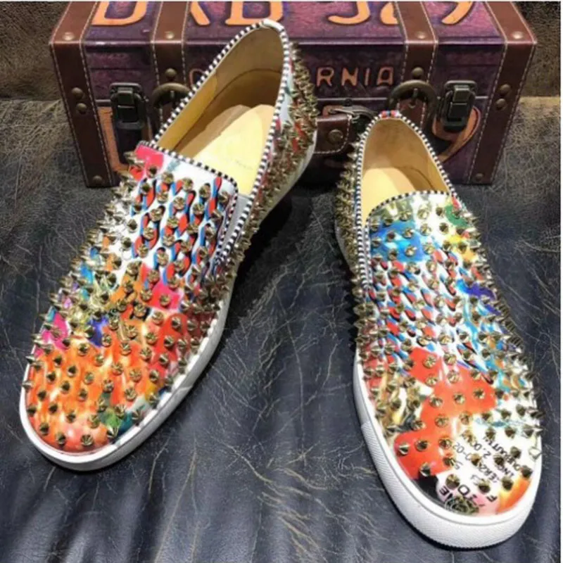 Marque de luxe Chaussures de créateurs de mode pour hommes Chaussures de haute qualité Graffiti Mocassins hommes Fait à la main Spiked Man Party robe de mariée chaussures XCC