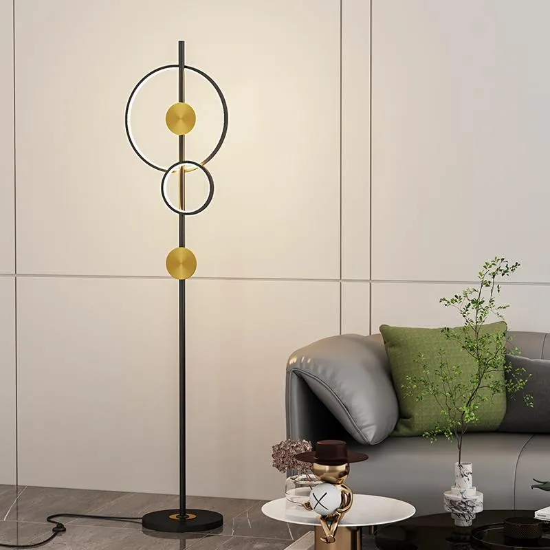 Lampy podłogowe Lampa prosta nowoczesna sofa nordycka obok kreatywnej sypialni Ins Wind LED Bedside 2022 Circle Dekoracyjne dół klapsy