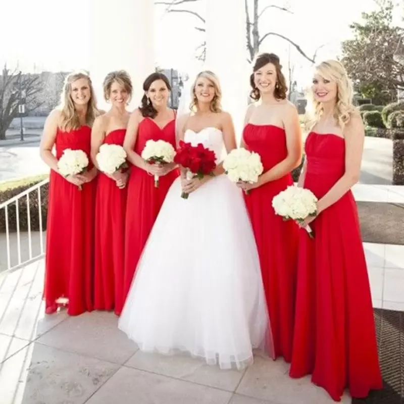 2022 Robes de demoiselle d'honneur en mousseline de soie rouge Une ligne froncée sans bretelles sans manches sur mesure robe de demoiselle d'honneur pour robes de mariage de plage balayage train