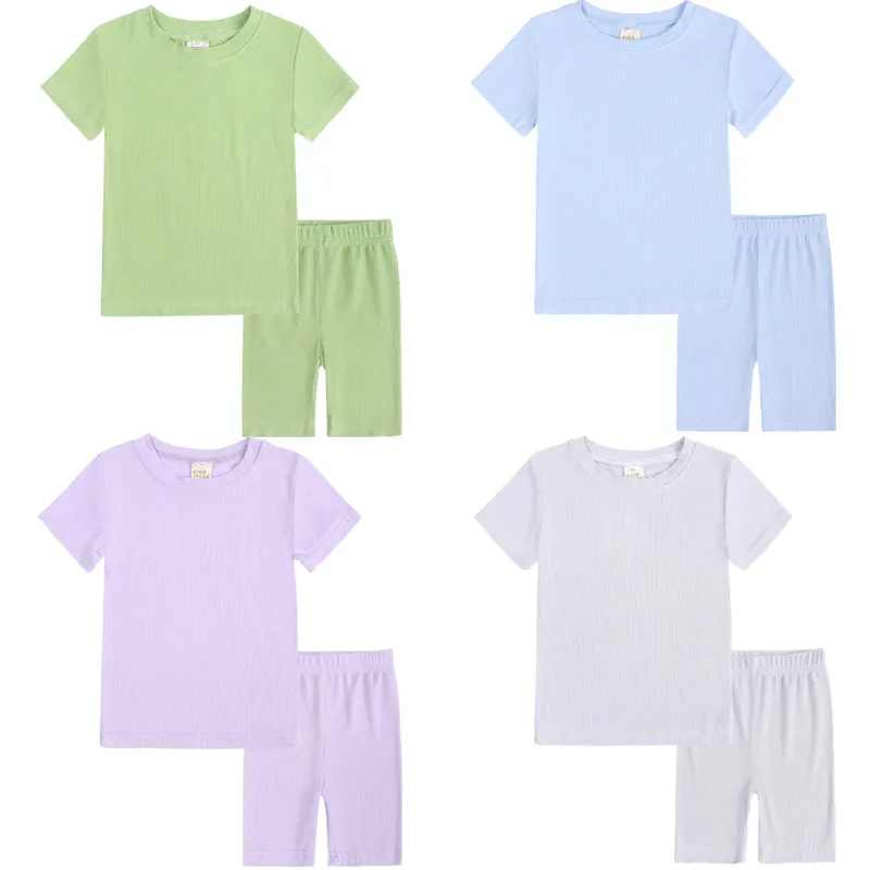 Barn designer kläder pojkar sommar solid godis pyjamas set tjejer mjuk mode kort ärm toppar byxor passar bomull t-tröjor shorts casual outfits sleepwear b8051