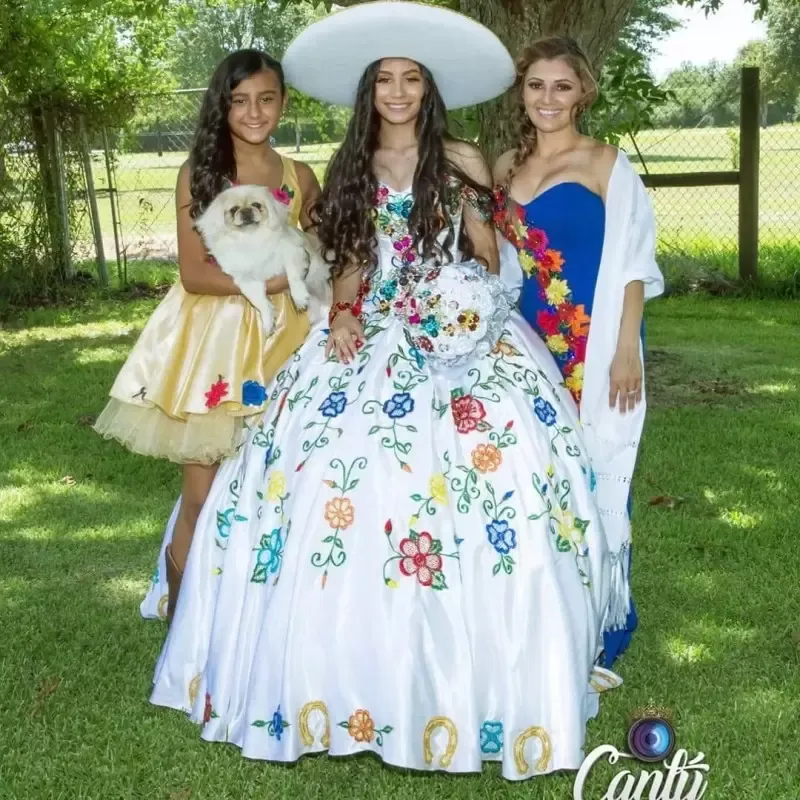 Robes de quinceanera blanche 2022 Broderie florale colorée Princesse Pageant Crystals Crystals Crystals Sweet 16 Longueur Corset Back Birthday Party Using 403