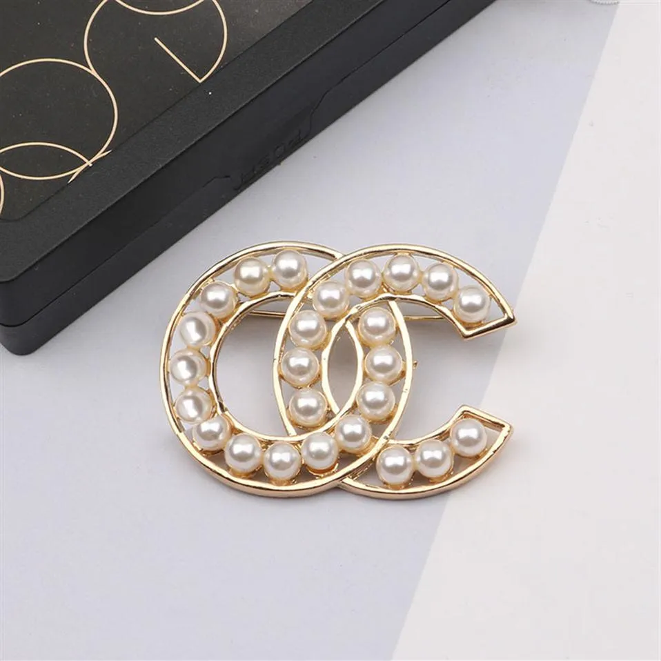 20Style Classic Brand Luxury Desinger Pearl Brooch Femmes célèbres Femmes Righestone Double Letters Brooches Suit Pin Fashion Bijoux ClothI2628