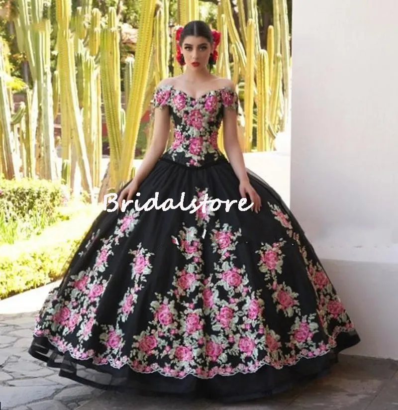 Charro Noir Broderie Quinceanera Robes Mexicain Doux 16 Robes De Fête D'anniversaire De L'épaule Robe De Bal Robe De Bal Xv Robe De 15 Ans 2022 Avec Des Fleurs De Rose