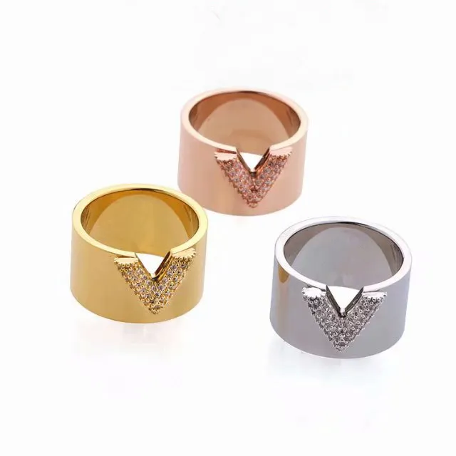 Europa America Style Fashion Men Lady Women Titanium Steel Settings Diamond gegraveerde V initialen brede ringen Ring GS1Y
