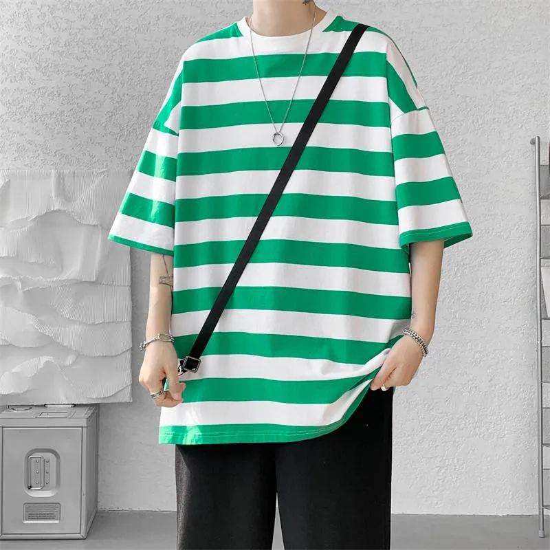 T-shirt da uomo T-shirt a maniche corte in cotone estivo Moda uomo T-shirt a righe blu / verde casual T-shirt coreana con scollo a V allentato Top da uomo M-2XLMe