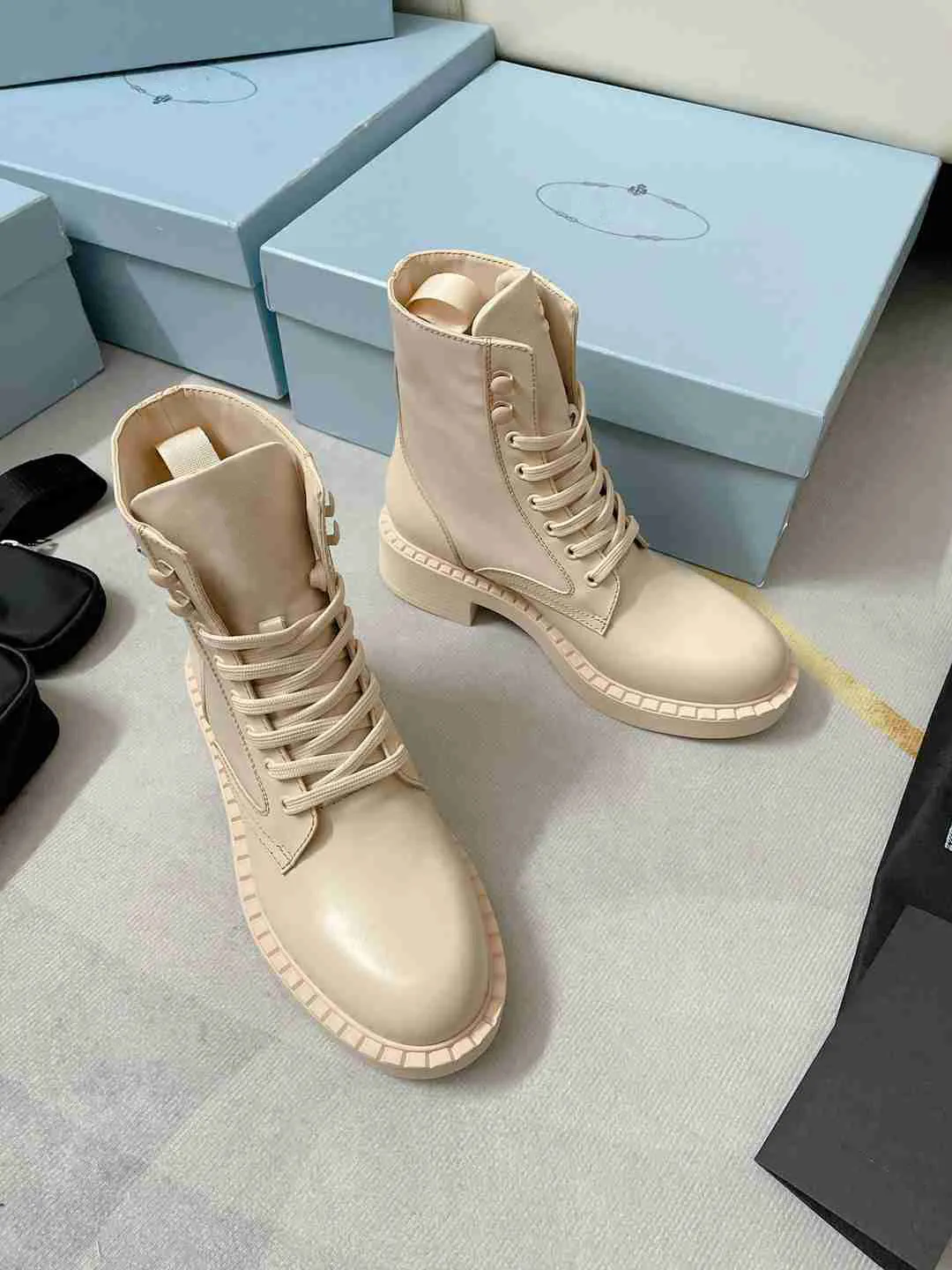 2023 Designer de luxo feminino Botas de tornozelo de couro e botas de tecido de nylon Booties Moda Biker Australia Sneakers Tamanho 35-40