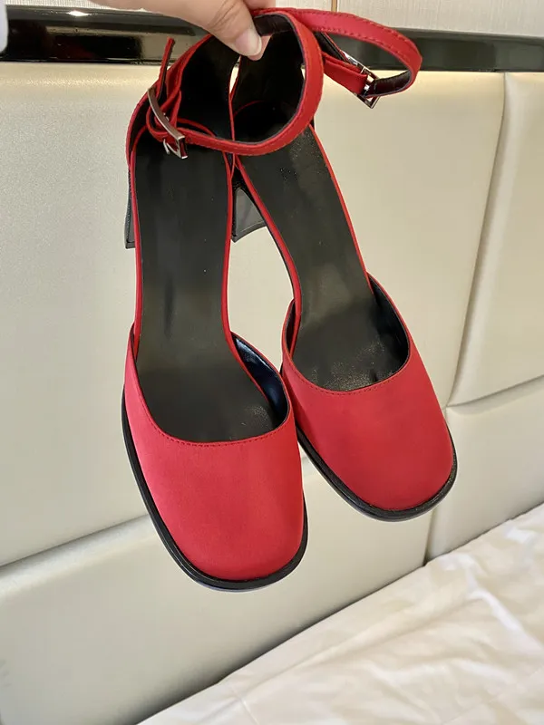 Damer högkvalitativa mode design Sandaler övre med silke tyg och äkta läder för bekväma fötter tjock häl mer bärbar