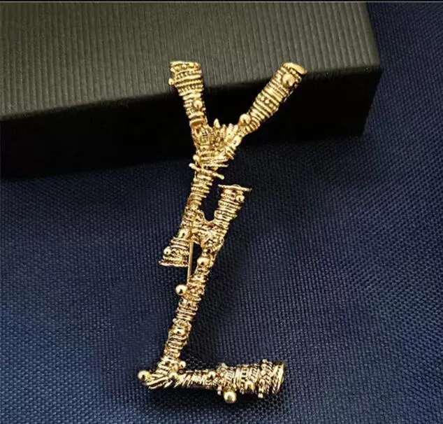 Luxe modeontwerper mannen dames broches pins merk gouden letter broche pin for lady specificaties ontwerpers sieraden cadeau 4x7cm