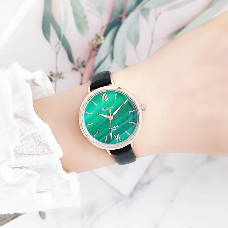 2022 Shengke Quartz腕時計Relogio Feminino Ladies Leather Watch Quartz Classic Casuare Analog Watches女性シンプルな時計ギフトQ3