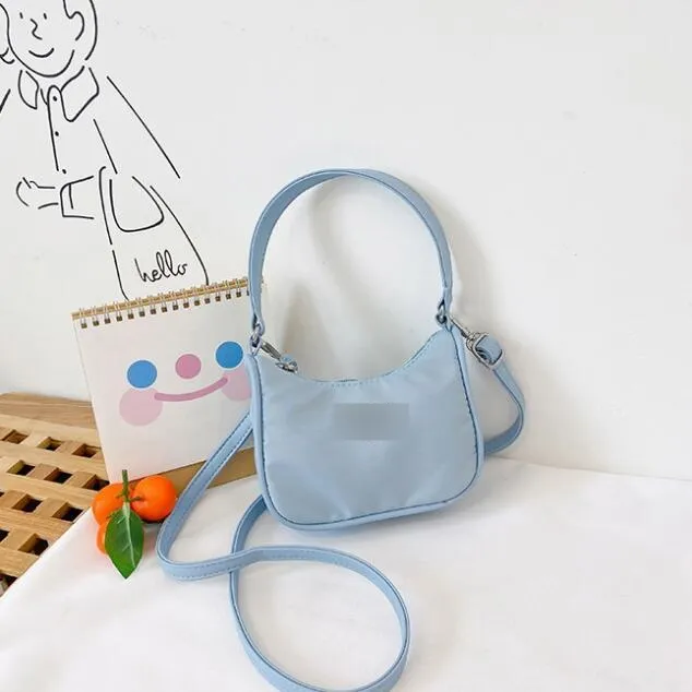 Kvällspåsar designer handväska varumärke barn flicka handväskor mode baby en axel väska barn mini söt bokstav avslappnad bärbar