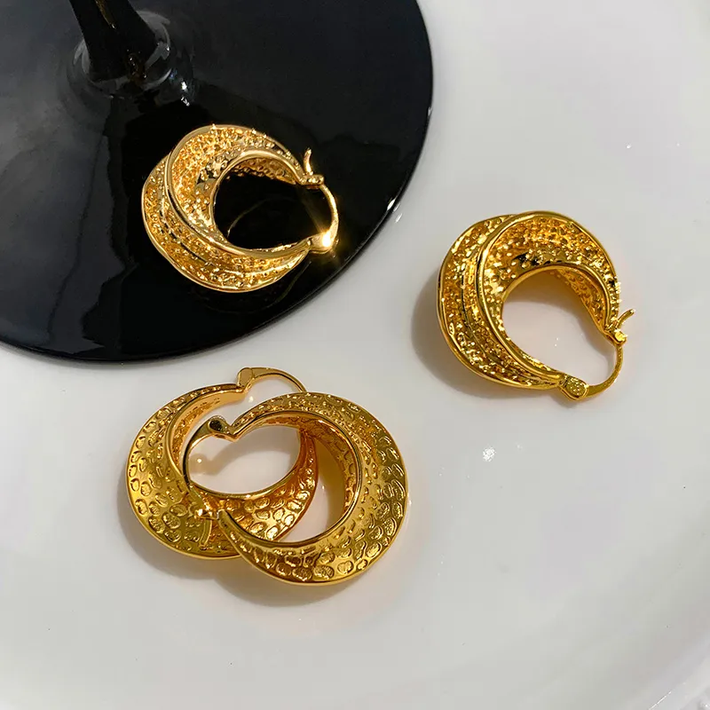 Sommarnischdesign Stud Oregelbundna gyllene cirkelörhängen Kvinnliga avancerade ins temperament överdrivna mode all-match smycken