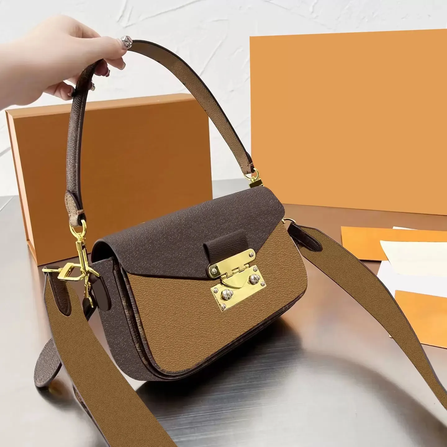 How to Give A New Look An Old Hand Bag| पुरानी हैंडबैग को नया लूक कैसे दे|  @ArtCraftsOficial - YouTube