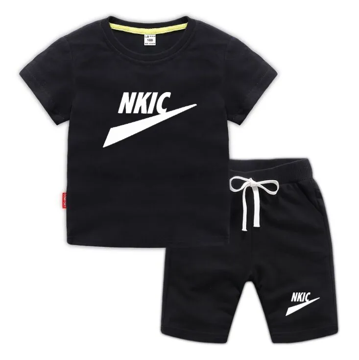 夏の子供ブランド服セット半袖白黒 Tシャツ固体弾性ウエストショーツスポーツスーツセット 2 個ベビー服衣装