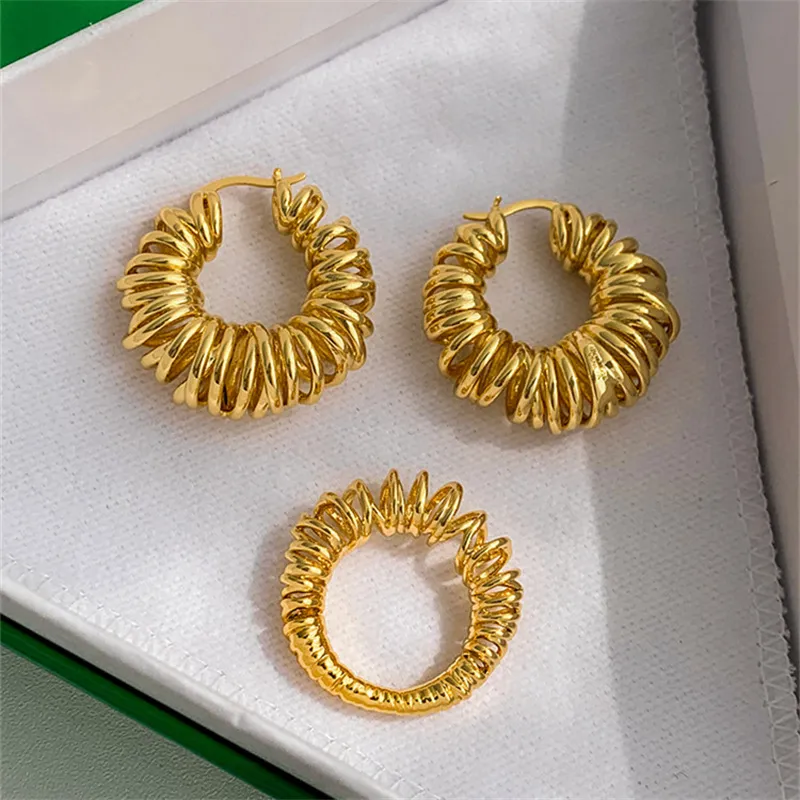 Boucles d'oreilles en or printemps européen et américain Stud Niche Design haut de gamme lumière luxe mode marée marque rétro sauvage bijoux cadeau