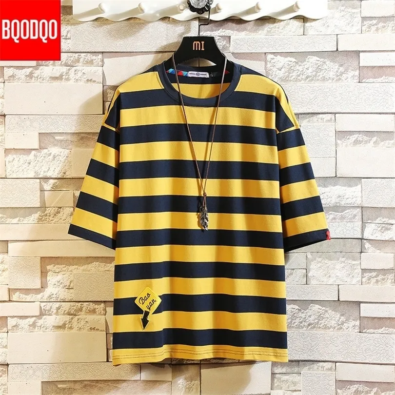 Zagraniczony hip-hopowy mody T-shirt męski bawełniany krótki rękaw Stripe Fitness Tee Men Blue Summer Streetwear Harajuku T200219