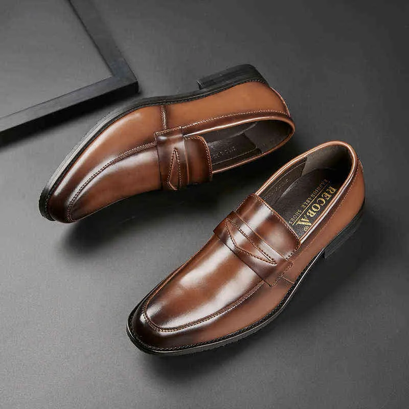 Scarpe eleganti 2022 New Leather One-step Slip on Foot Mocassino Scarpe Business Dress Uomo Classic traspirante 220810