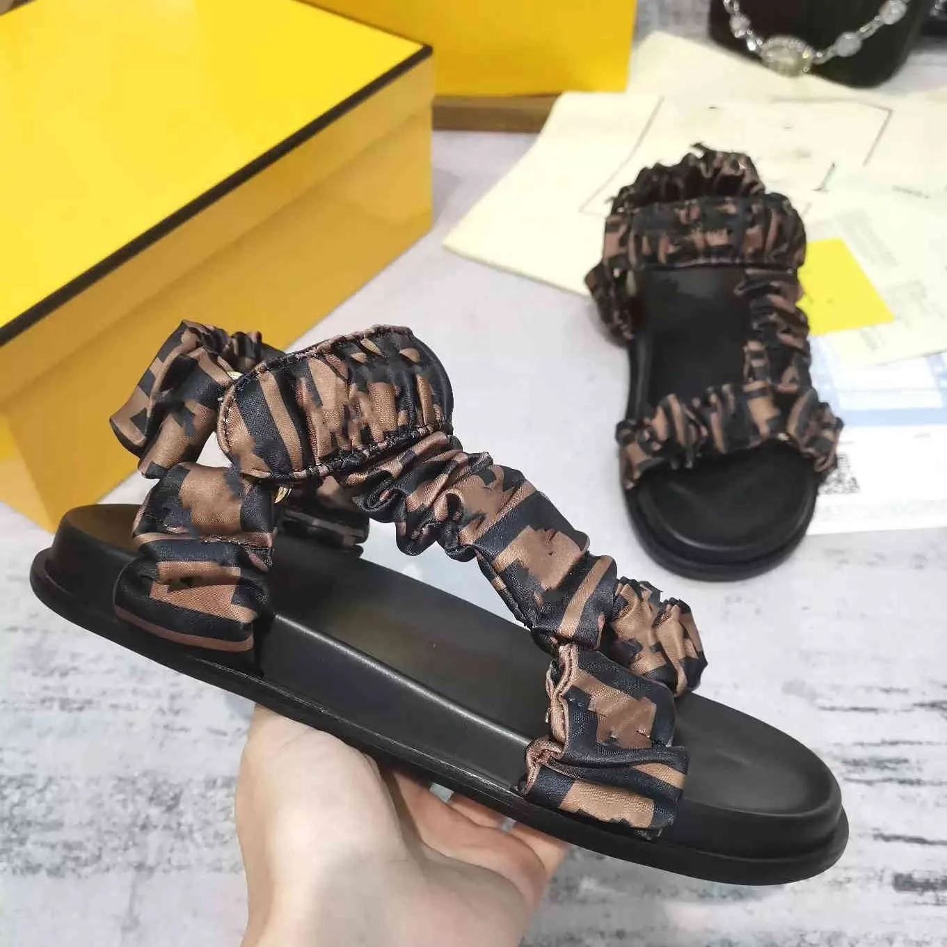Sandálias femininas de cetim marrom estampadas com tecido de lenço de seda confortáveis e macios chinelos planos sapatos de praia chinelos com caixa 349