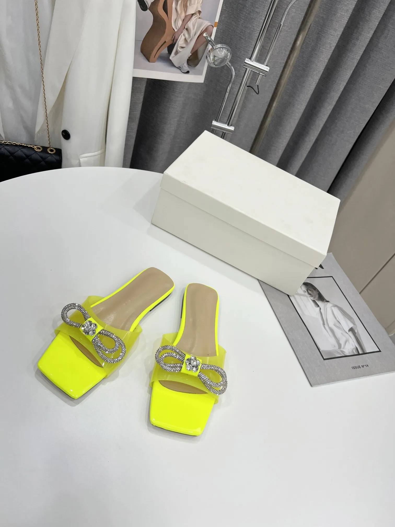 2022 NEW Pattern Designer Slippers Sandálias de couro lisadas de ouro ajustado full feminino chinelos de verão têm tamanho