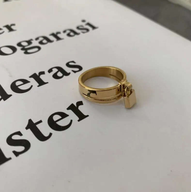 Novo anel feminino vintage com letra de titânio e aço de bloqueio anel de bloqueio moda jóias acessórios amor presente festa