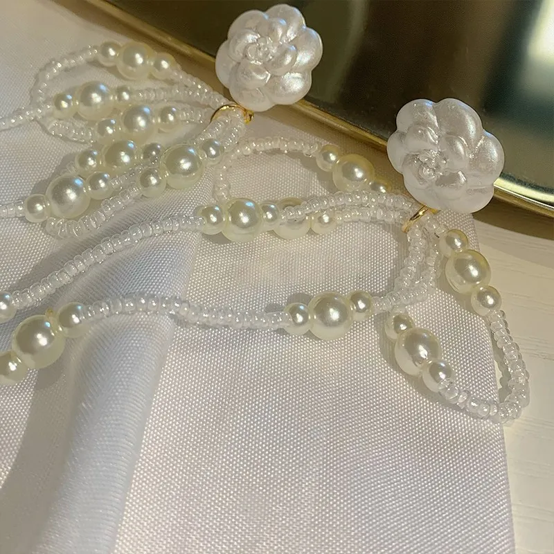 Orecchini pendenti con fiore in resina bianca dolce coreana per donne ragazze eleganti regali di gioielli per feste con nappe di perle bowknot