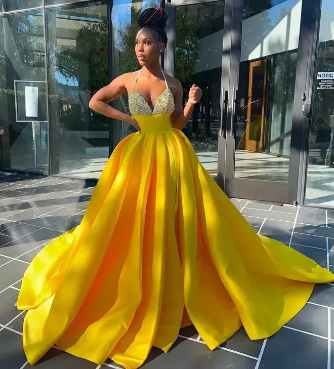 2022 Yellow Prom Dresses Beaded Halter V Neck Side Split Sequined Evening Gowns A Line Sweep Train Plus Size Satin Formal Wear B0513