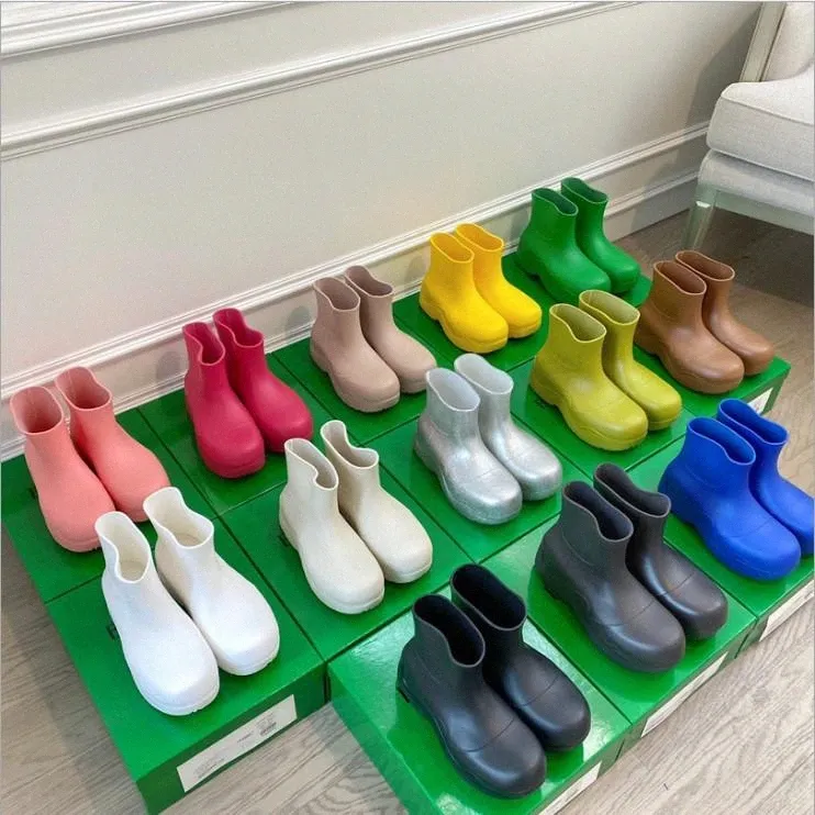 2022 New Fashion Puddle Womens Designer kurze Stiefel leichte wasserdichte Freizeitschuhe echte Gummi übergroße Sohle verschiedene Farben Stiefel K7IB#