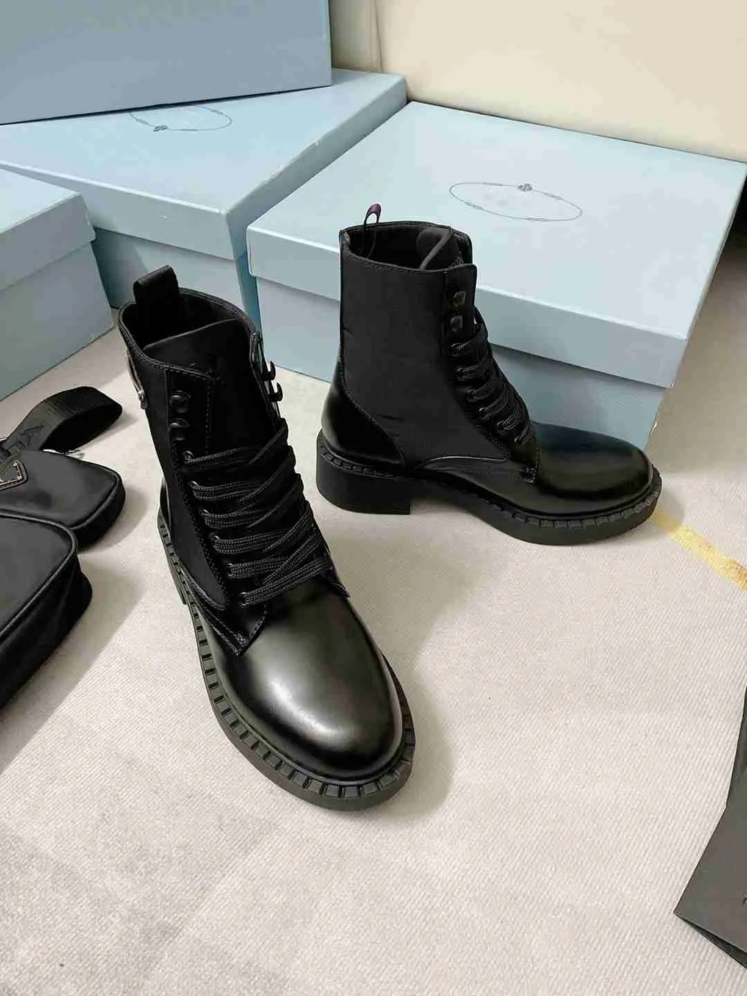 2023 Damenmode Lederschuhe und Nylonstoff Booties Damenstiefel Knöchel Biker Australien Plateau Heels Winter Sneakers mit Box